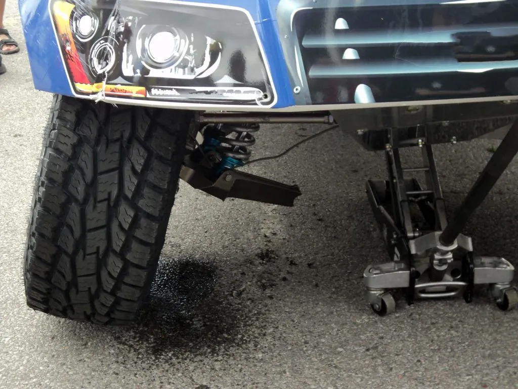 عکس اکسل جلو ماشین که شکسته