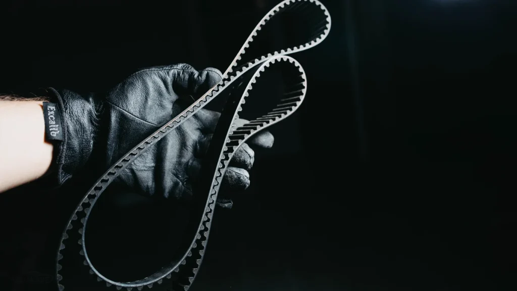 عکس تسمه تایم دست یک تعمیرکار