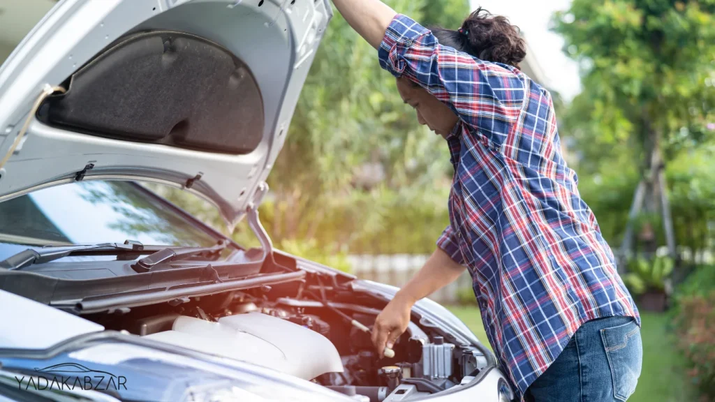 عکس مردی که کاپوت خودروشو داده بالا